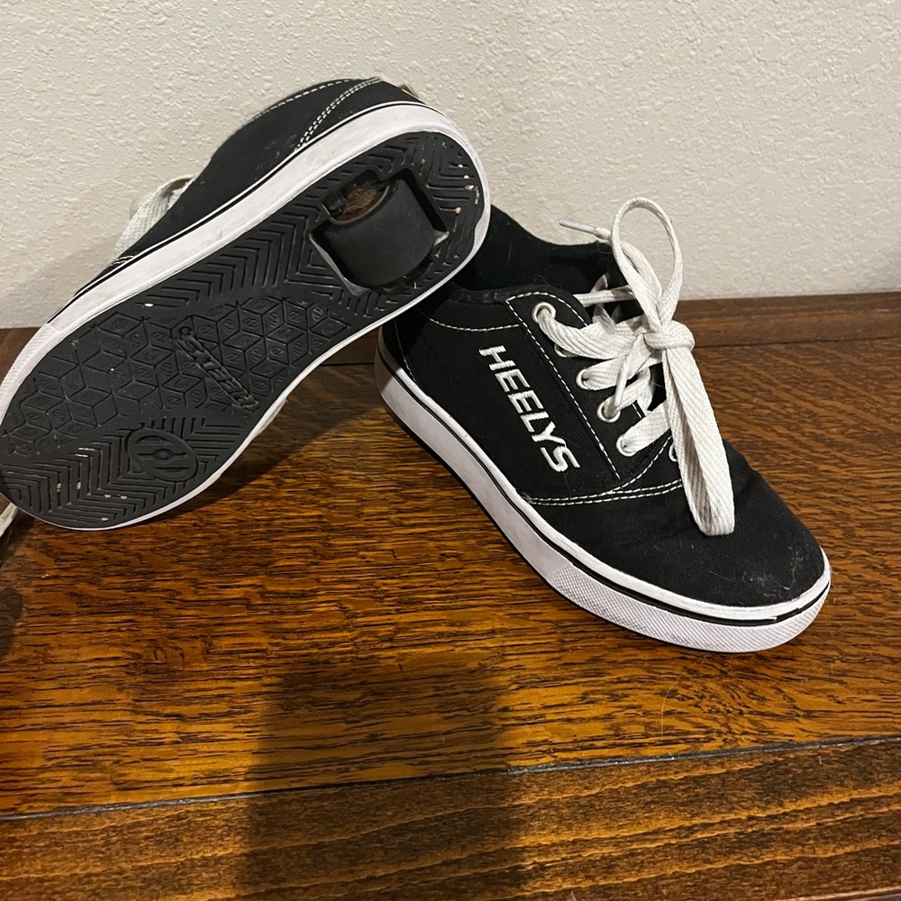 Girls Heelys Youth size 3 (fits more like a 2)